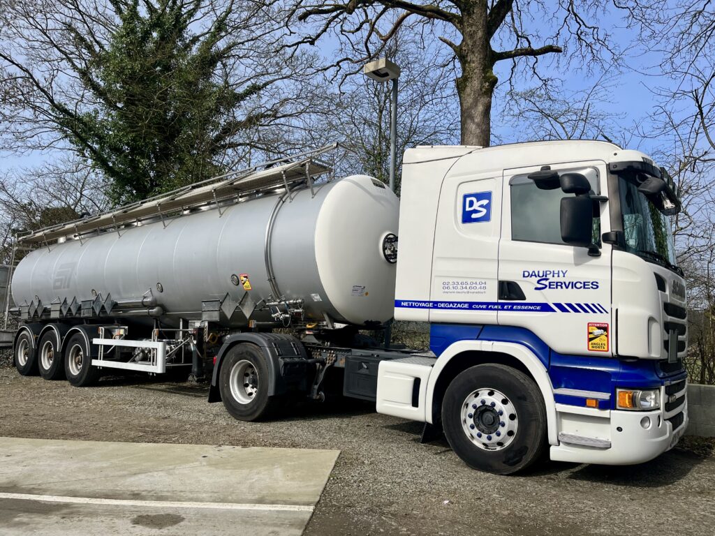 Camion Dauphy Services dédié au nettoyage et au dégazage de cuves à fioul et hydrocarbures en Basse-Normandie