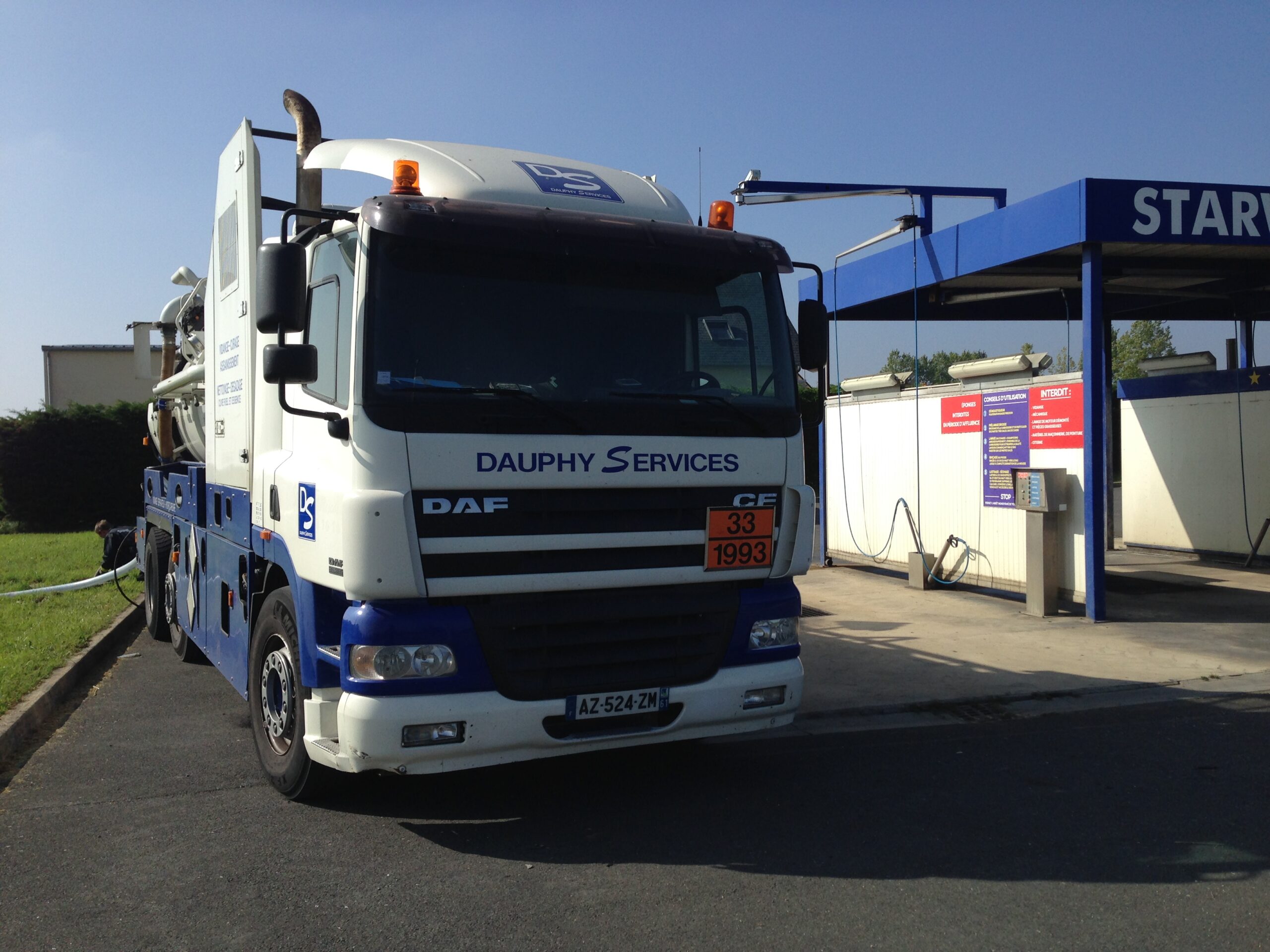 Camion hydrocureur réalisant la vidange de séparateurs hydrocarbures