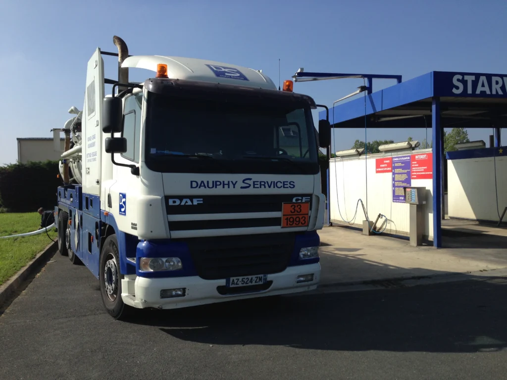 Camion Dauphy Services effectuant la vidange d’un séparateur d’hydrocarbures sur une piste de lavage en Basse-Normandie