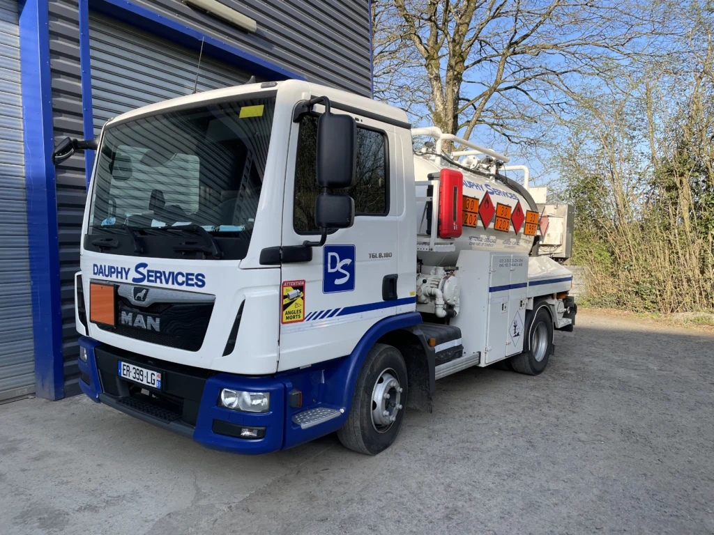 Camion Dauphy Services spécialisé dans le nettoyage et le dégazage de citernes à fioul et carburant en Basse-Normandie