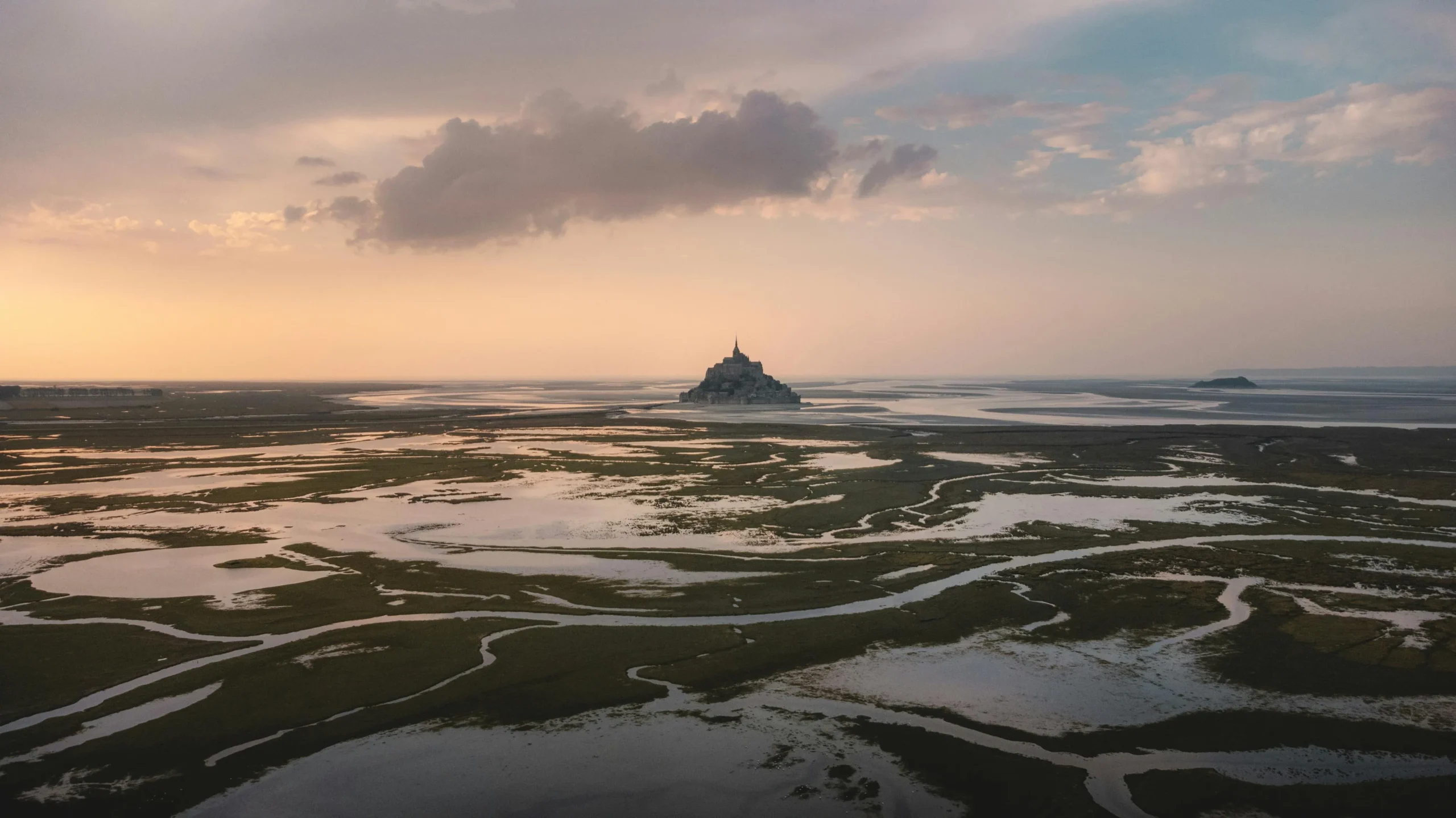 Vue du Mont-Saint-Michel en Basse-Normandie illustrant la zone d’intervention de Dauphy Services pour vos demandes de devis
