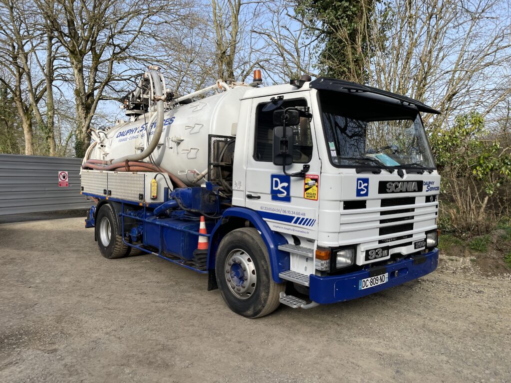Camion Dauphy Services réalisant la vidange et le nettoyage de fosses septiques en Basse-Normandie