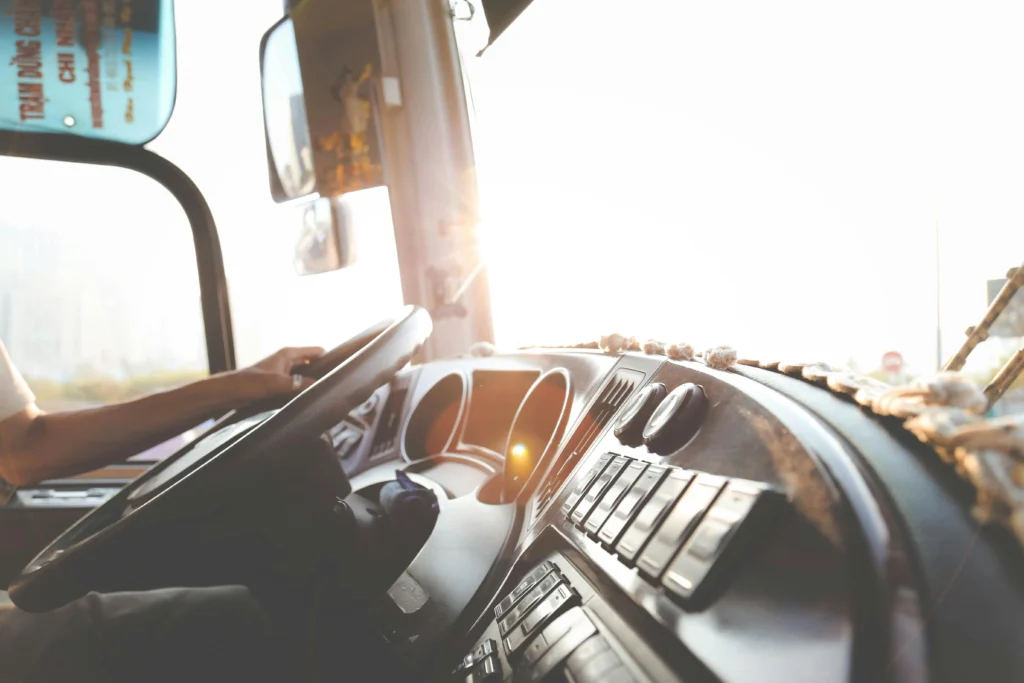 Conducteur Dauphy Services au volant d’un camion d’assainissement en intervention en Basse-Normandie