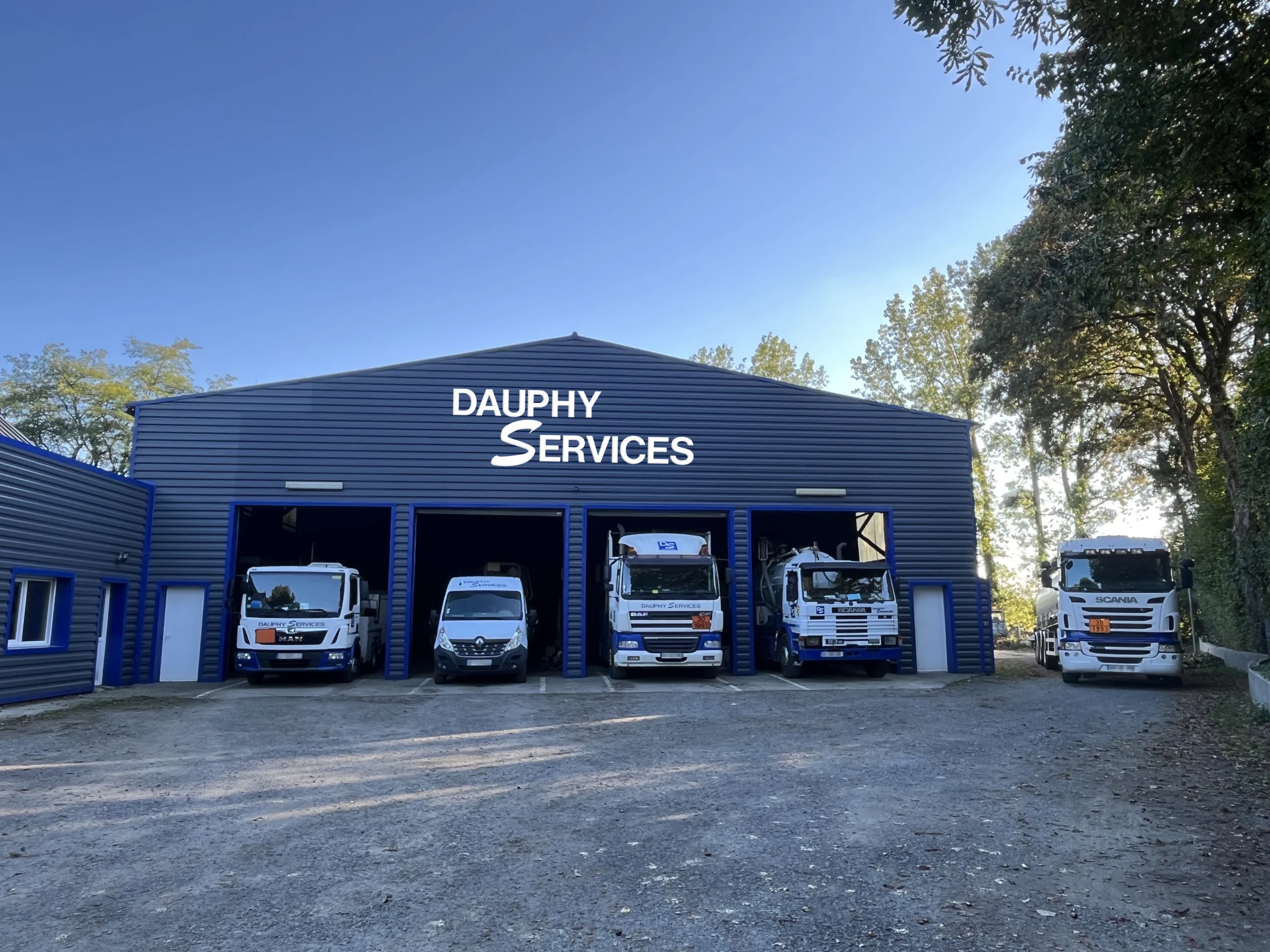 Entrepôt Dauphy Services avec véhicules d’assainissement et matériel professionnel en Basse-Normandie