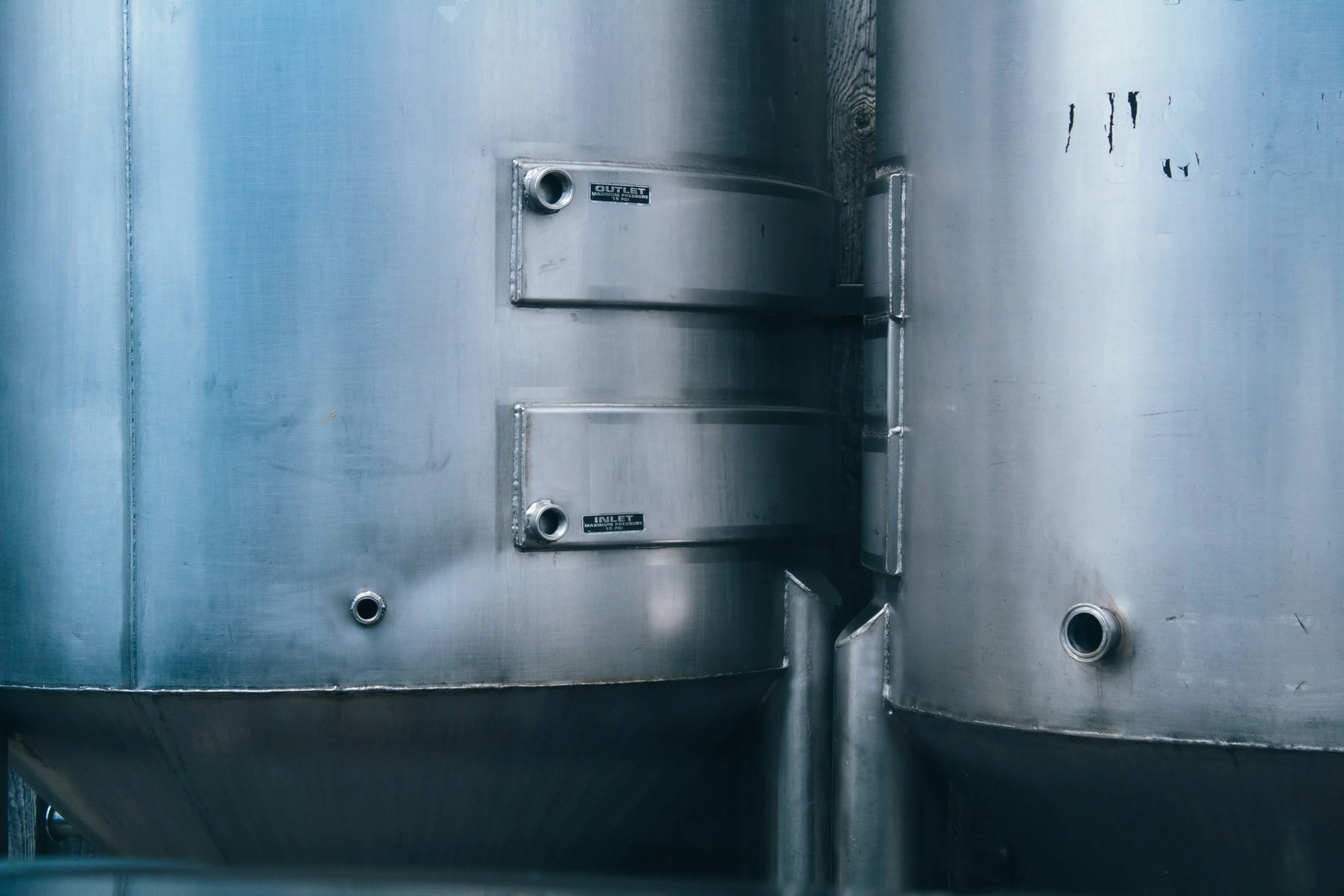 Cuve métallique utilisée pour le stockage d’hydrocarbures, illustrant les prestations de nettoyage et de dégazage assurées par Dauphy Services en Basse-Normandie