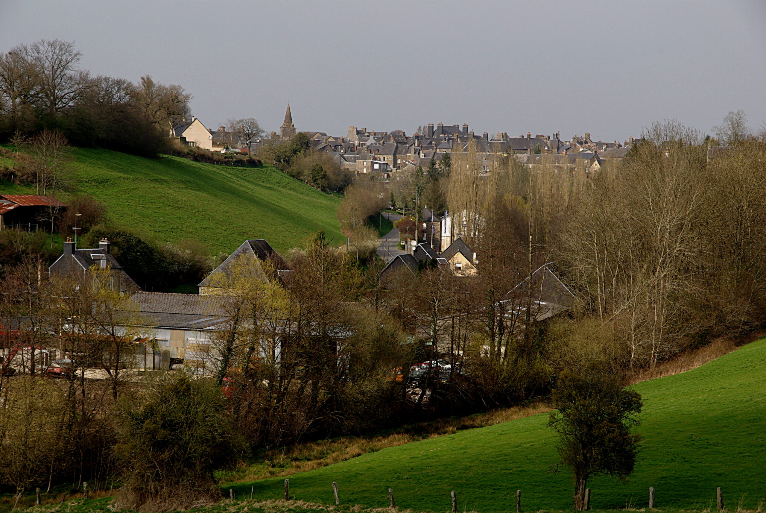 Vue panoramique de Tinchebray-Bocage dans l’Orne. Zone d’intervention pour la vidange de fosses septique à Tinchebray par Dauphy Services.