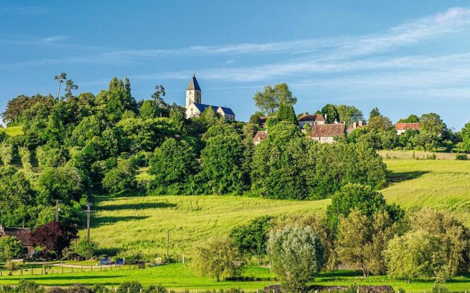 Paysage rural de l’Orne avec habitations et zones agricoles. Secteur d’intervention pour le nettoyage et la mise en conformité de citernes à fioul dans l’Orne par Dauphy Services.