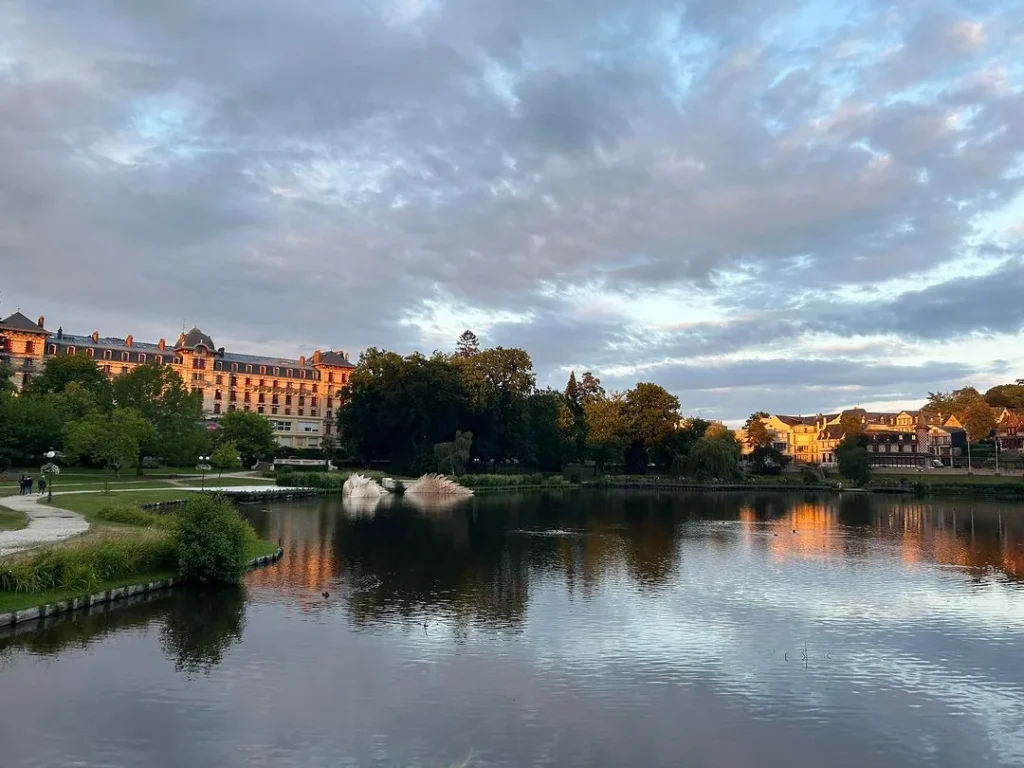 Vue du plan d'eau de La Ferté-Macé (61600) — zone d'intervention Dauphy Services pour la vidange de fosse septique à La Ferté-Macé et Bagnoles-de-l'Orne