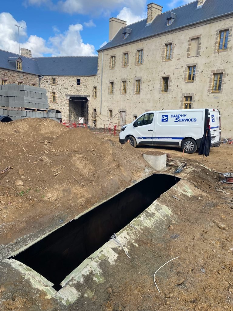 Citerne à fioul ouverte après dégazage avec camion Dauphy Services en arrière-plan