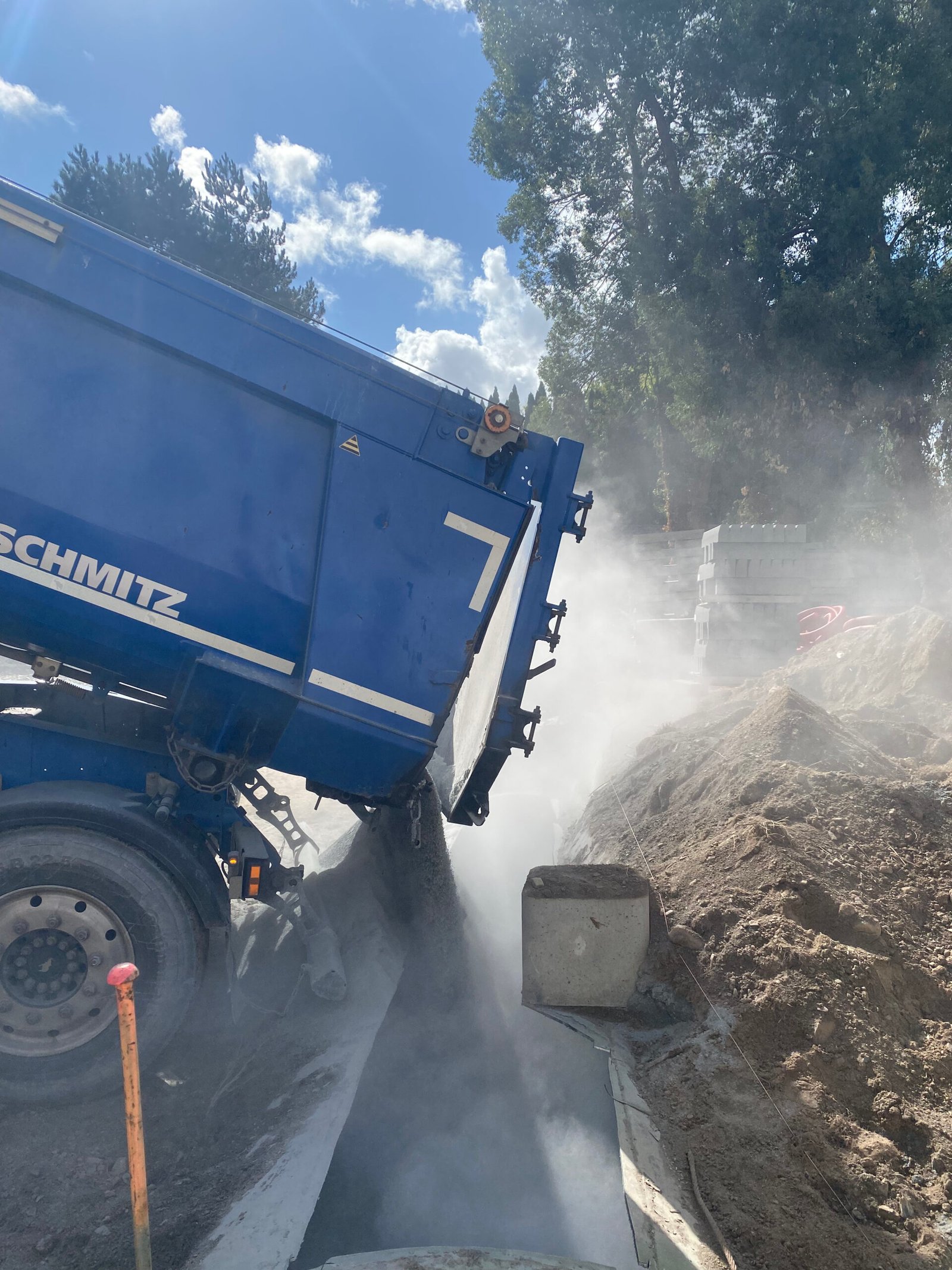 Remplissage au sable d'une citerne à fioul pour sa neutralisation par Dauphy Services